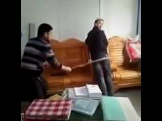 تنبیه دانش آموزان دبیرستانی در قزاقستان توسط مدیر - ویدیو