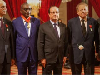 رئیس جمهور فرانسه به عبدالکریم لاهیجی، حقوقدان ایرانی، نشان ملی لژیون دونور اهدا کرد