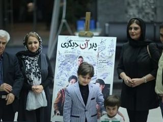 اکران یک فیلم سینمایی در تهران با دوبله آذری