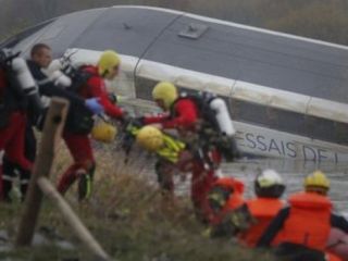 در سانحه خروج یک قطار از ریل در فرانسه دست‌کم ۱۰ نفر کشته شدند