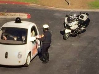 پلیس یک اتومبیل خود راننده گوگل را متوقف کرد