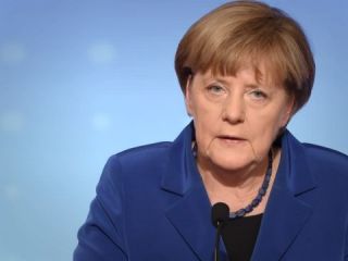 مرکل: گناه حملات تروریستی پاریس بر گردن آوارگان جنگ نیست