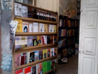 در ایران «صدها کتابفروشی تبدیل به پیتزافروشی شده‌است»