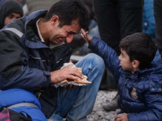 عکس روز : استیصال مطلق پدر سوری در برابر کودکش