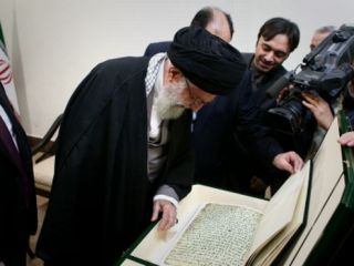 پوتین به آیت‌الله خامنه‌ای یک قرآن قدیمی هدیه داد