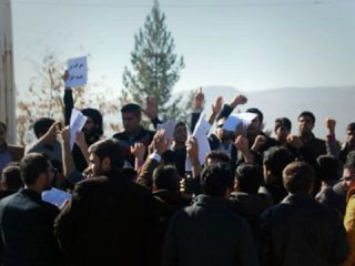 «حمله با چاقو» و لغو سخنرانی آذر منصوری در یاسوج