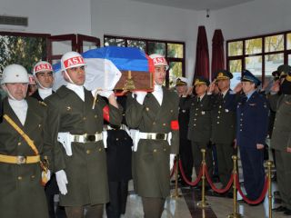 ادای احترام نظامیان ترکیه به خلبان جنگنده روس - عکس