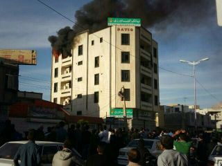 یک پزشک زن جلوی چشم مردم و مسئولان سوخت