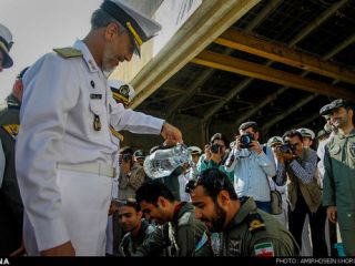 خالی کردن یک پارچ آب بر سر خلبان ارتش ایران - عکس