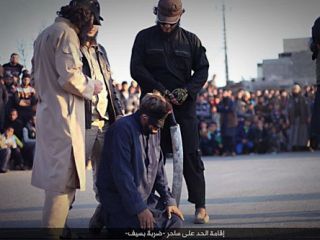 اعدام یک جادوگر با شمشیر توسط داعش
