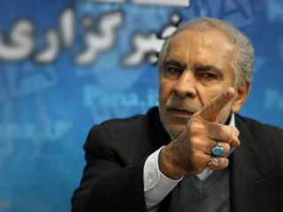 زمین می گیرند که مجتمع فرهنگی بزنند، اما یک مسجد کوچک کنار آن می زنند و بقیه اش را مجتمع تجاری می کنند