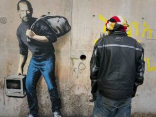 دیوارنگاری بنکسی از استیو جابز به عنوان فرزند مهاجر سوری