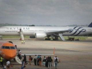 پلیس فرانسه یک زن و شوهر را به دلیل 'شوخی بد' در هواپیمای ایرفرانس بازداشت کرد