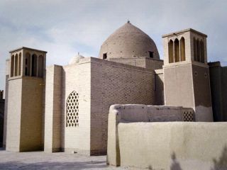 توقف اتوبوس گردشگران در نائین به دلیل کنار هم نشستن زن و مرد در اتوبوس