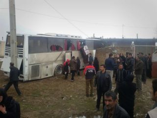 ورود اتوبوس به حیاط خانه ای در بروجرد/ ۲۲ زخمی