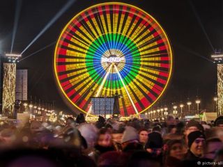 خوشامدگویی جهانیان به سال ۲۰۱۶ با جشن‌های رنگارنگ.