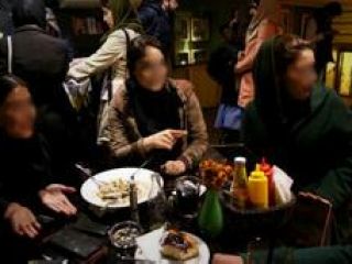 مهمان کافه‌داران جوان ایرانی با دمنوش و سیگار