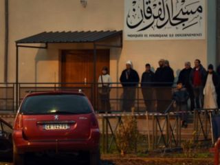 راننده‌ای در فرانسه خودرویش را به سربازان محافظ مسجد زد