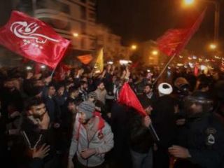 پرچم کنسولگری عربستان در مشهد پایین کشیده شد (+عکس)