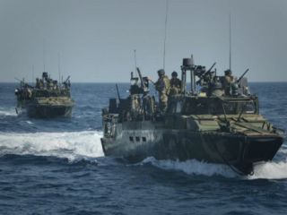 ایران دو قایق نیروی دریایی آمریکا را با ملوانانش توقیف کرد