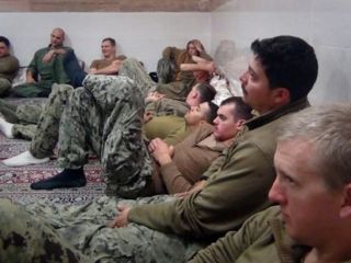 ملوانان آمریکایی در خاک ایران (عکس)