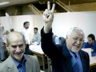 اعتراض ابراهیم یزدی به «رفتار غیرقانونی» مأموران امنیتی در نامه به روحانی