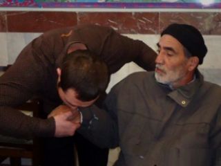 بوسه جوان محکوم بر دستان بخشش‎گر پدر مقتول/قاتل بالای دار نرفت