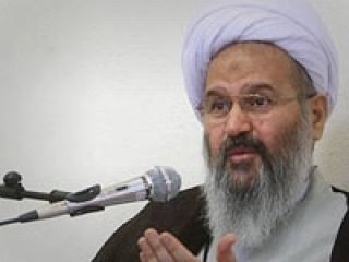 امام جمعه کاشان عزای عمومی اعلام کرد چون فاطمعه معتمدآریا به کاشان رفته بود