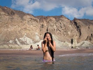 شنای مختلط در ساحلی در جنوب ایران