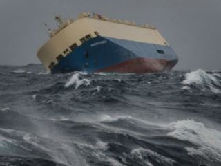 کشتی نیمه‌واژگون بی‌هدف به سمت سواحل فرانسه می رود