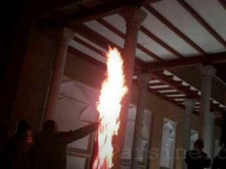 آتش زدن شبانه پرچم آمریکا در فرهنگستان هنر