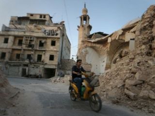 'هزاران آواره سوری از حلب در حال حرکت به سوی مرزهای ترکیه هستند'