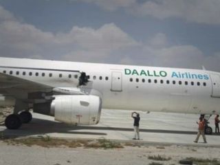 بدنه هواپیمای مسافربری سومالی بر اثر انفجار بمب سوراخ شده است
