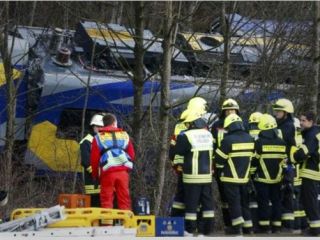 برخورد دو قطار در آلمان ۸ کشته و ۱۰۰ زخمی بر جای گذاشت