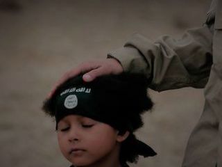 کودک چهار ساله داعشی، ۳ نفر را اعدام کرد