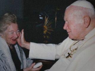 نامه های 'پرشور' پاپ سابق به یک زن علنی شد