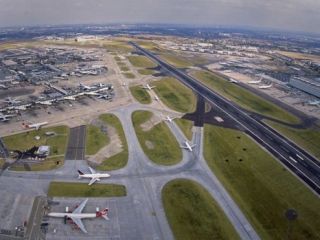 هواپیمای مسافربری به علت تاباندن اشعه لیزر به فرودگاه بازگشت