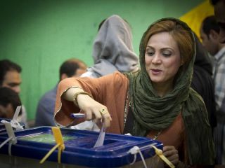 وعده عجیب انتخاباتی: توزیع رژ لب صورتی برای خانم ها!