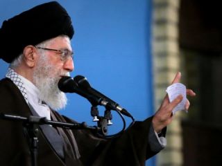 خامنه‌ای: دشمن به حزب‌اللهی‌ها می‌گوید تندرو، به تسلیم‌ها میانه‌رو
