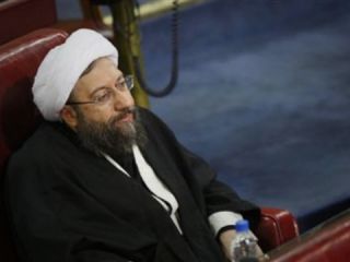 نامه ۵۰۰ وکیل به صادق لاریجانی: رفتار با وکلا در مراجع قضایی توهین آمیز است
