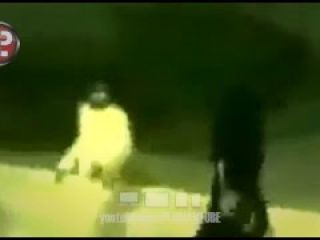 آزار و اذیت دو دختر جوان با حجاب کامل اسلامی در عربستان در ملاء عام