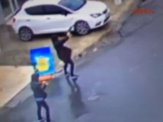 حمله دو زن به یکی از مراکز پلیس استانبول + ویدیو