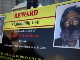 تجمع اعتراضی خانواده و همکاران سابق رابرت لوینسون، آمریکایی ناپدید شده در ایران