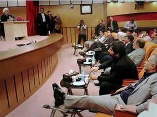 ماجرای واقعی مدل عجیب نشستن برادر رئیس‌جمهور