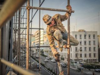 تصاویر شغل مرگبار در آسمان تهران.