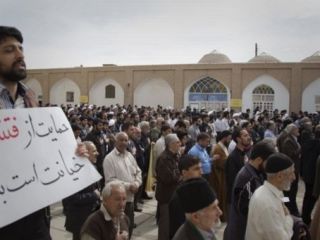 تجمع طلاب و نیروهای حزب‌اللهی علیه روحانی و خاتمی در یزد