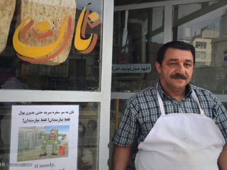 نانوایی که به نیازمندان نان رایگان می دهد