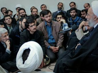 مصباح: طرف حاضر می‌شود ارزش هشتاد میلیون اهل کشورش را تسلیم دشمن کند،تا چند روز بیشتر روی صندلی بنشیند