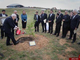 ظریف در استرالیا گل کاشت + عکس