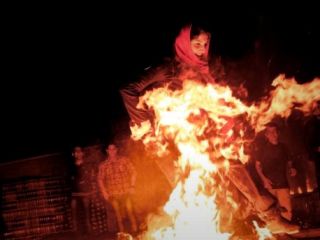 مکارم شیرازی: چهارشنبه‌سوری آداب نادان‌ها و خرافه است